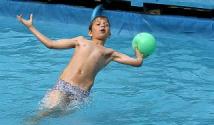 Подвижные и спортивные игры в бассейне для детей Подвижная игра мы в аквапарке бассейн